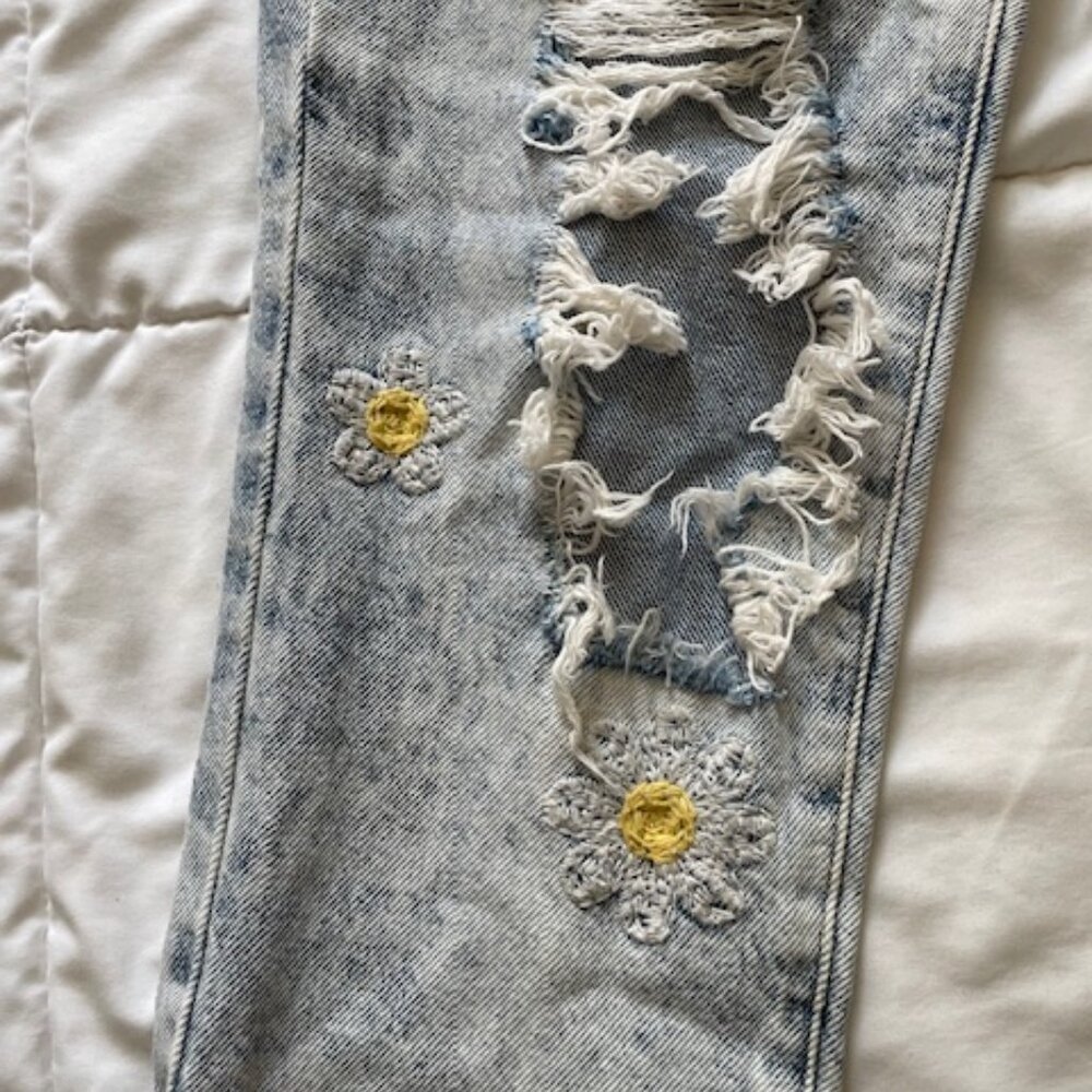 Adorable PacSun jeans, cotton, embroidered with daisies, distressed Mom Jean